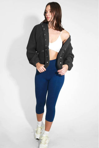 NIKIBIKI High-Waisted Capri Leggings - Vintage Denim Navy Cropped Fit